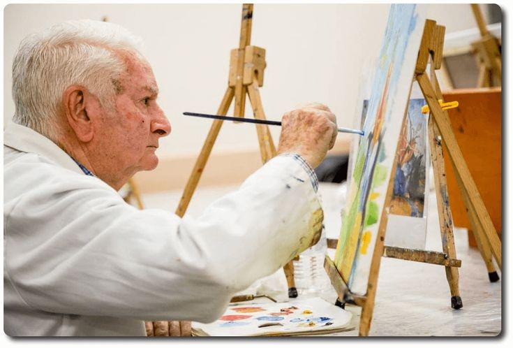 Старый мужчина рисует